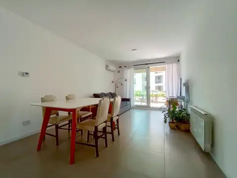 VENTA/PERMUTA - Departamento 1 dormitorio con patio y cochera - Condominio Ocho Sauces, Funes.