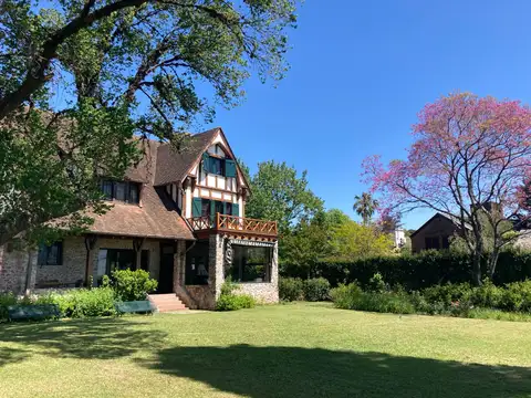 Casa 10 ambientes con 6 baños