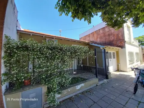 Casa 4 ambientes con fondo y pileta