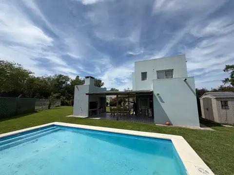 Casa 5 ambientes con 4 baños