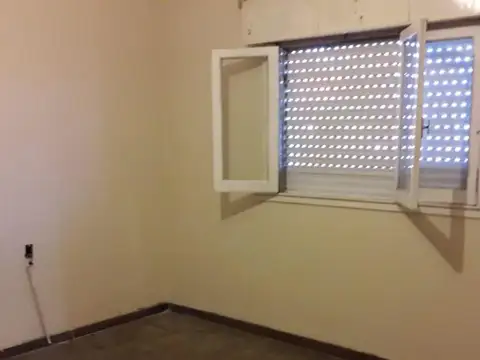 CASA EN LOTE PROPIO DE 3 AMBIENTES CON GRAN FONDO LIBRE