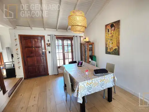 Casa 4 ambientes con 2 baños