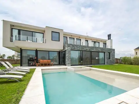 Casa en Venta con 2 cocheras