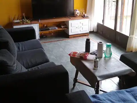 Casa 6 ambientes con 2 baños