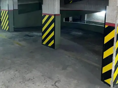 Amplia cochera de 18m2  entra un auto y moto