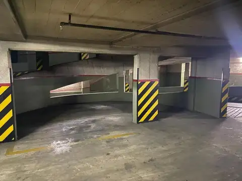 Amplia cochera de 18m2  entra un auto y moto 