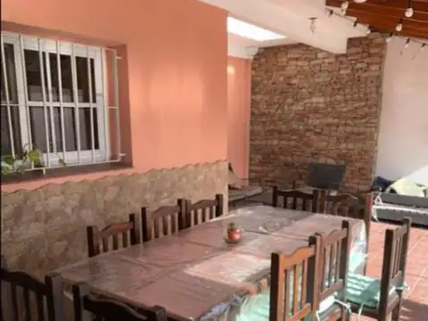 Casa 5 ambientes con 2 baños