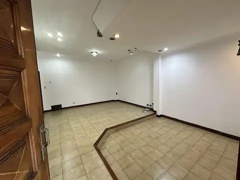 Casa en Alquiler con 3 cocheras