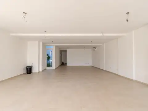 Gran local con amplia vidriera en venta y alquiler ubicado en Torre Meridies, Tigre.