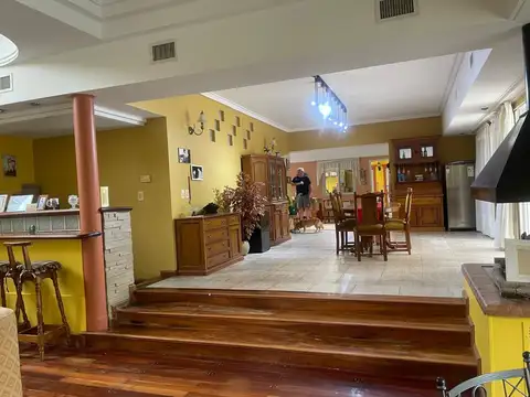 Casa en Venta con 4 cocheras