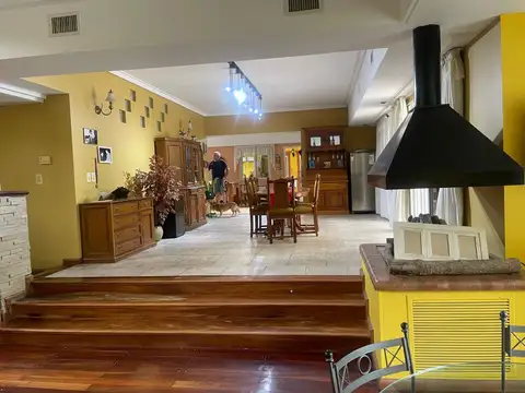 Casa 8 ambientes con 3 baños