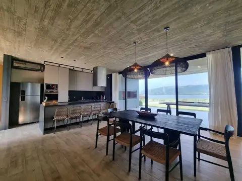 Casa 6 ambientes con 2 baños