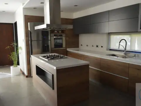 Vende Moderna y Amplia Casa + Lote con Pileta - Ranelagh