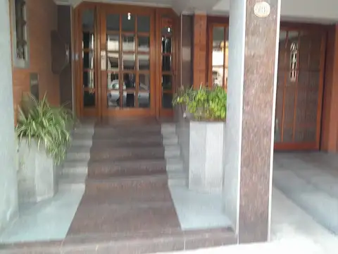 SEMI PISO DOBLE ENTRADA DE 4 AMBIENTES CON PATIO Y BALCON AL FRENTE