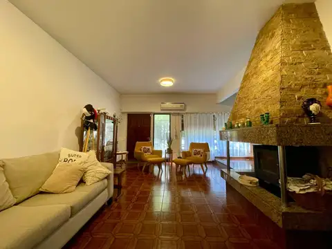 Casa 5 ambientes con 2 baños
