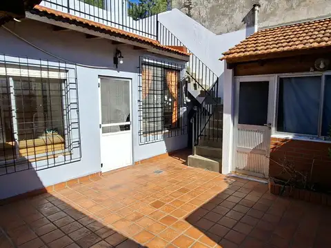 Casa de 4 ambientes en planta baja con patio, terraza y cochera- En Venta