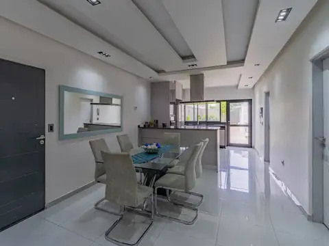 Casa en Venta con 3 cocheras