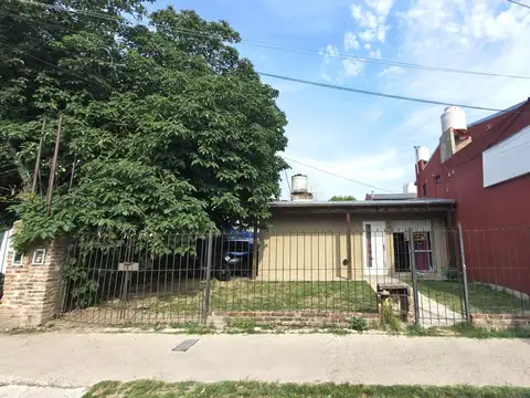 CHALET 3 AMBIENTES A LA VENTA EN ZONA COMERCIAL DE EL TALAR. COCHERA PASANTE Y JARDIN. APTO CREDITO