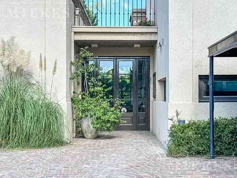 Casa 8 ambientes con 5 baños