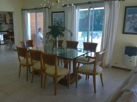 Casa 6 ambientes con 4 baños