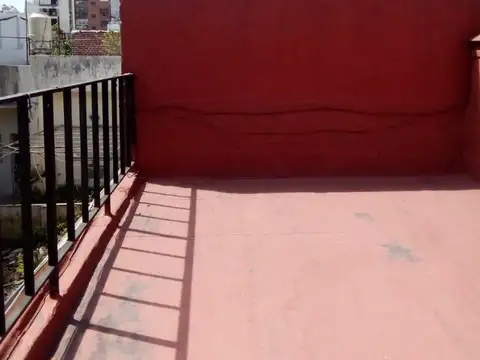 TIPO CASA EN ZONA COMERCIAL DE AVENIDA AVELLANEDA