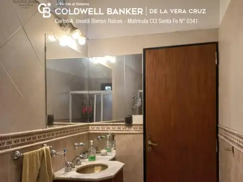 Casa 9 ambientes con 2 baños