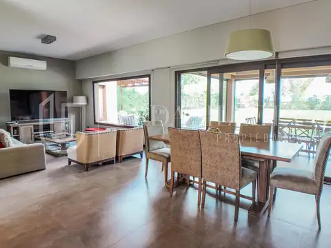 Casa en Venta con 4 cocheras