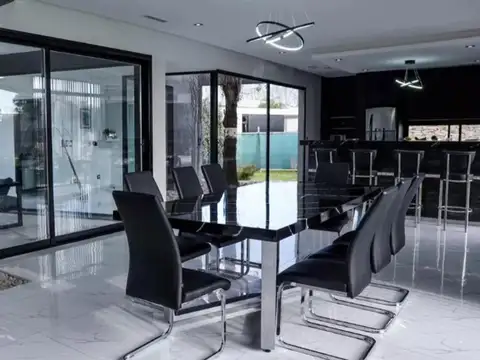 Casa 5 ambientes con 4 baños