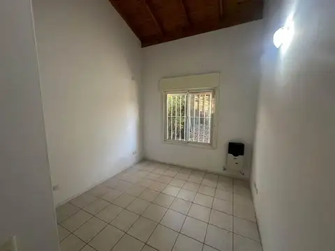 Casa en Alquiler con 3 cocheras