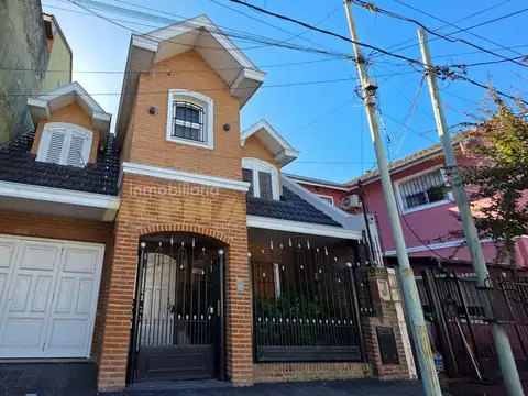 Casa de 5 ambientes con jardín, quincho y garaje en venta | Berazategui