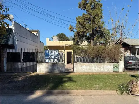 CASA DE 3 AMBIENTES CON COCHERA Y FONDO GRANDE LIBRE