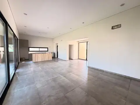 Casa a la venta en una planta sobre lote central en Santo Tomas