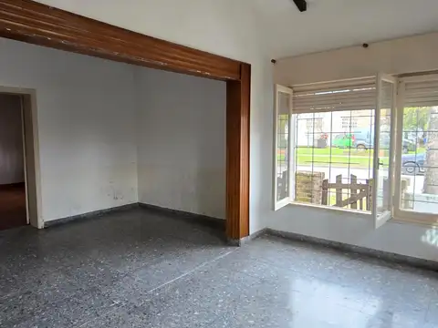 Vivienda sobre amplio lote en lindo barrio residencial
