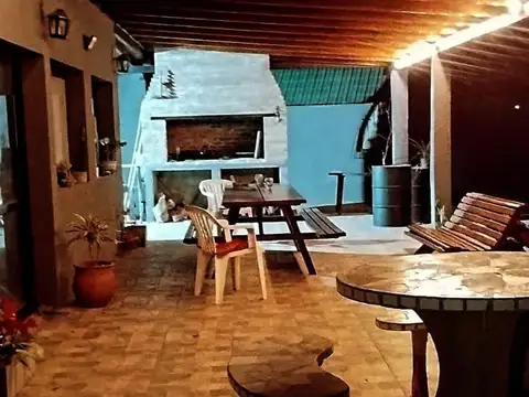 VENTA: Casa de tres dormis, patio y pileta, Zavalla