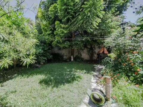 Departamento en PB de 2 ambientes con quincho y jardín en Coghlan