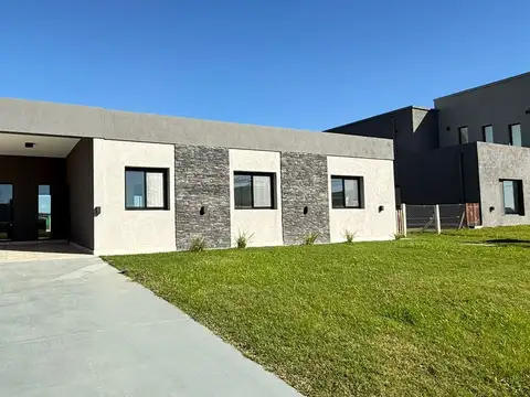 CASA EN VENTA EN CANNING CON COCHERA, PILETA
