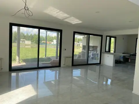 Casa 4 ambientes con 3 baños
