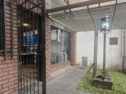 Galpón con montacarga, oficinas y techo parabólico – 764 m²