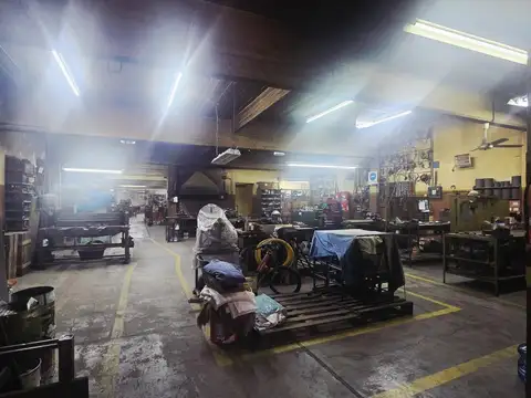 Galpón con montacarga, oficinas venta  – 764 m²