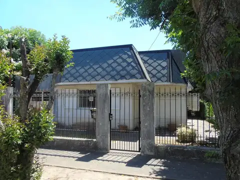 Casa en Gonnet, con lote propio, a reciclar