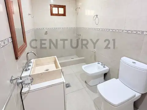 13 bis y 668. Casa de 3 AMBIENTES en Alquiler, Villa Garibaldi, La Plata.