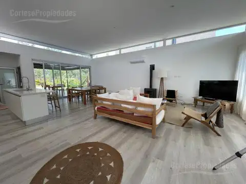 Casa 4 ambientes con 2 baños