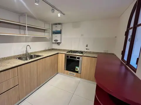 EN VENTA - CASA DE PASILLO DE DOS DORMITORIOS CON PILETA - ABASTO