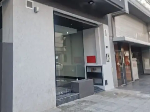 Excelente monoambiente divisible  con balcón a estrenar. Edificio con piscina y parrilla.