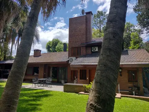 Muy buena casa ubicada en lote central en cul de sac con muy lindo entorno en San Carlos C.C.