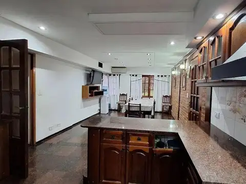 Casa en Venta con 3 cocheras