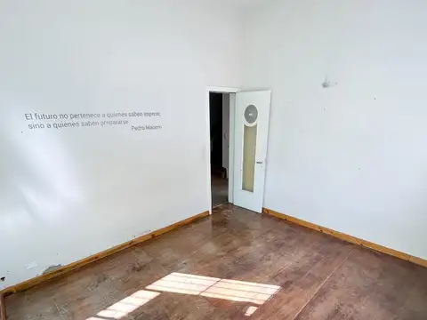 Casa tipo PH de 2 Plantas, 6 Amb. P/ Destino comercial.