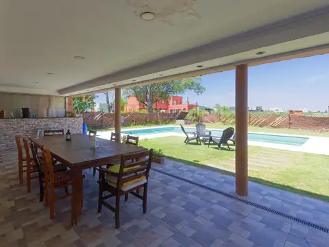 Casa en Venta con 2 cocheras