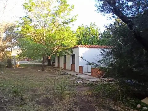 0456 Vendo casa antigua con arboleda añosa en la curva de ingreso a San Marcos Sierras