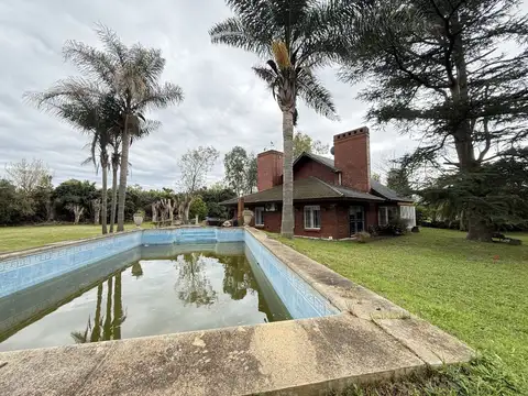 Hermoso chalet 4 ambientes en 2 plantas. Amplio lote parquizado con piscina